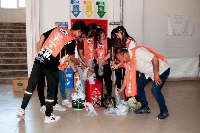 Milas’ta Öğrenciler Topladıkları Atık Pilleri Teslim Etti