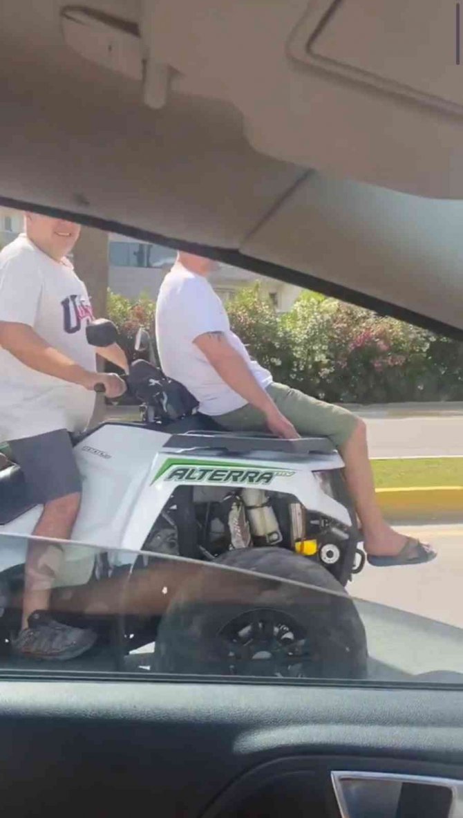 Atv Motosiklet İle Yolda Giden 4 Kişi Yürekleri Ağza Getirdi