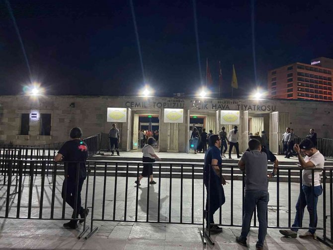 Öcalan Posteri Önünde Konser Veren Aynur Doğan, İ̇bb Organizasyonunda Sahne Aldı