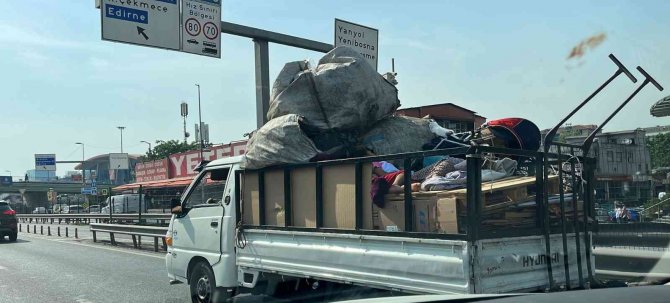 E-5’te Kamyonetin Kasasında Uyuyarak Yolculuk Yaptılar
