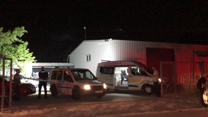 İ̇şyerine Silahlar Patladı 1’i Ağır İki Kişi Yaralandı