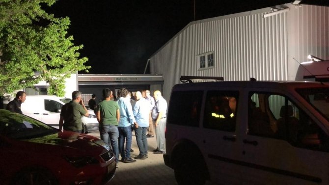 İ̇şyerine Silahlar Patladı 1’i Ağır İki Kişi Yaralandı