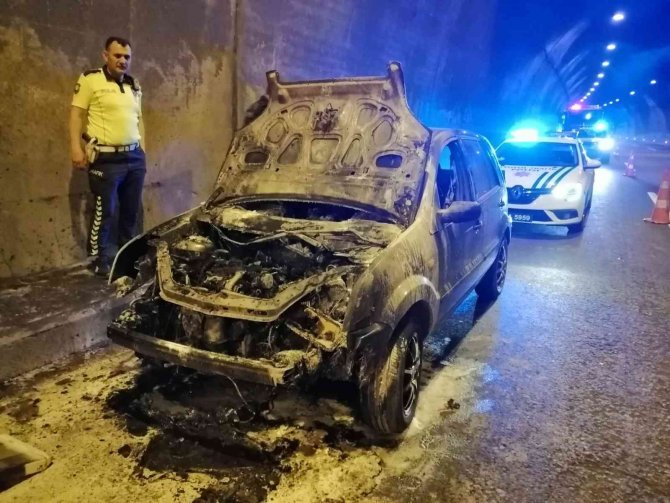 Bolu Dağı Tüneli’nde Yanan Otomobil Kullanılamaz Hale Geldi
