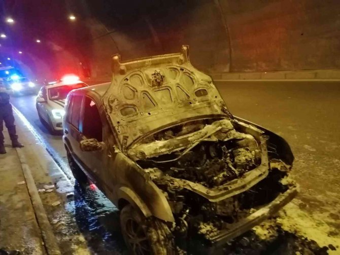 Bolu Dağı Tüneli’nde Yanan Otomobil Kullanılamaz Hale Geldi