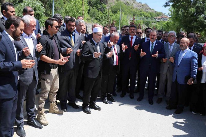 Akşemseddin Hazretleri Anmasına Binlerce Kişi Katıldı