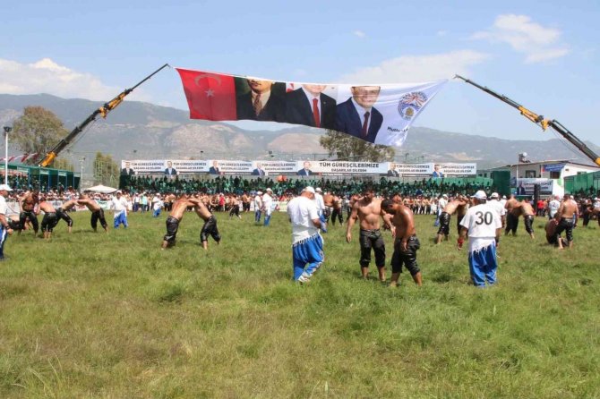 Kaş Belediyesi 1.yağlı Güreşleri’nde Başpehlivan İ̇smail Balaban Oldu