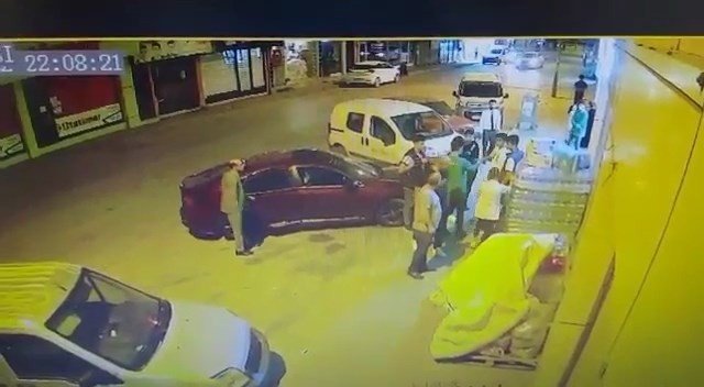 Market Kapısında Tekmeli Yumruklu Kavga Kamerada
