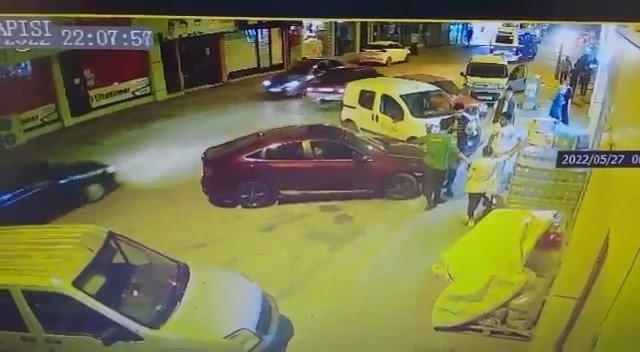 Market Kapısında Tekmeli Yumruklu Kavga Kamerada