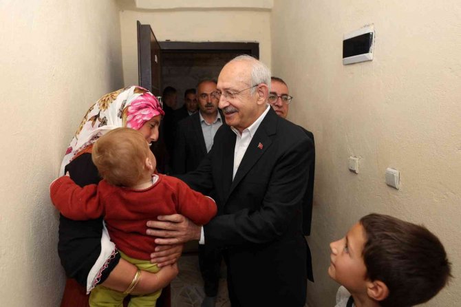 Kılıçdaroğlu, Van’da Elektriği Kesilen Aileyi Ziyaret Etti
