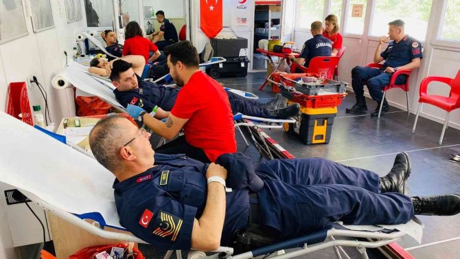 Cide’de Jandarmadan Kan Bağışı