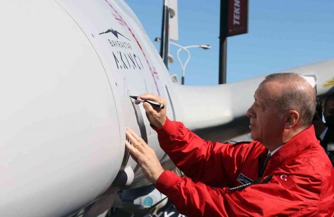 Cumhurbaşkanı Erdoğan, Aliyev İle Birlikte Teknofest Stantlarını Ziyaret Etti