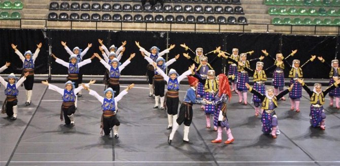 Denizli’de Halk Oyunları Şöleninde 22 Ekip Performanslarını Sergileyecek