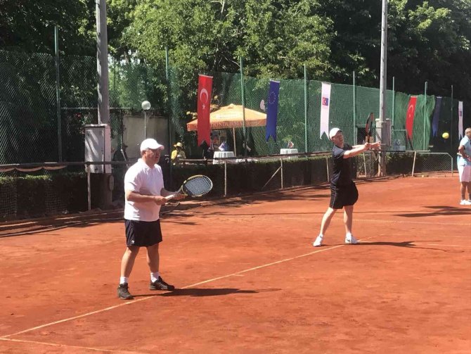 Dışişleri Bakan Yardımcısı Kaymakcı Tenis Oynadı