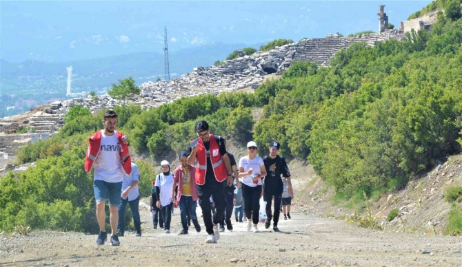 Burdurlu Doğa Severler Antik Kente Yürüyüp Mesire Alanında Stres Attı