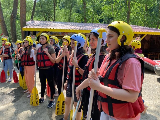 Gönüllü Gençler Rafting Yaptı