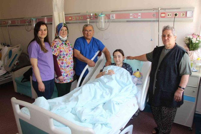 Genç Kızın Şişen Karnından 5 Kiloluk Kitle Çıktı