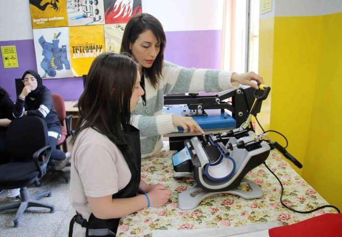 Elazığ’da Öğrenciler Hem Okuyup Hem Meslek Öğrenerek Harçlıklarını Çıkarıyor