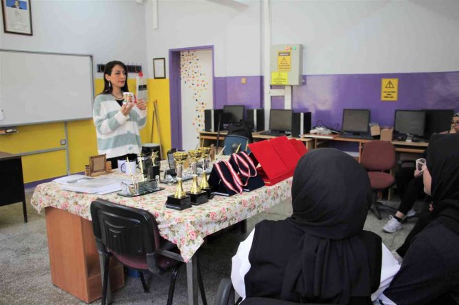 Elazığ’da Öğrenciler Hem Okuyup Hem Meslek Öğrenerek Harçlıklarını Çıkarıyor