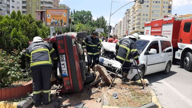Nizip’te Araçlar Çarpıştı: 2 Yaralı