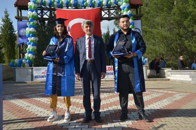 Gediz’de Yüksekokullarda Mezuniyet Heyecanı