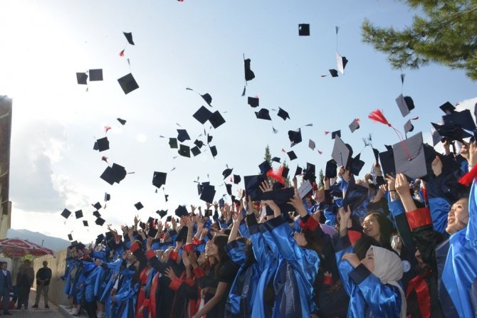 Gediz’de Yüksekokullarda Mezuniyet Heyecanı