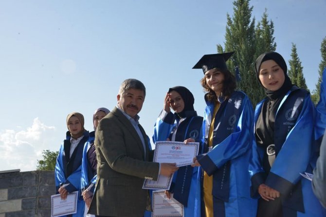 Gediz’de Yüksekokullarda Mezuniyet Heyecanı