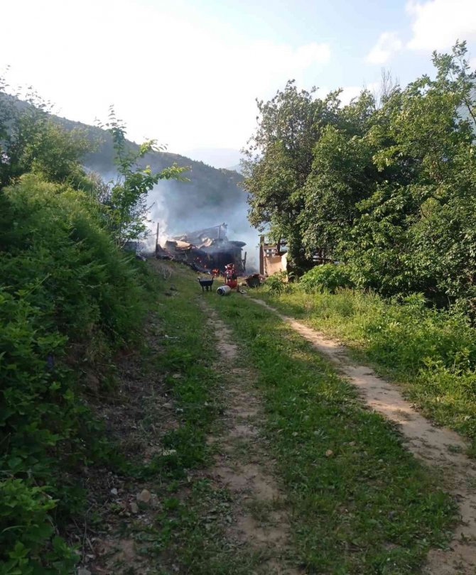 Ahır Ve Merek Olarak Kullanılan 2 Katlı Binada Yangın Çıktı