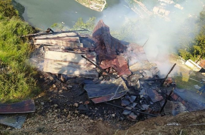 Ahır Ve Merek Olarak Kullanılan 2 Katlı Binada Yangın Çıktı