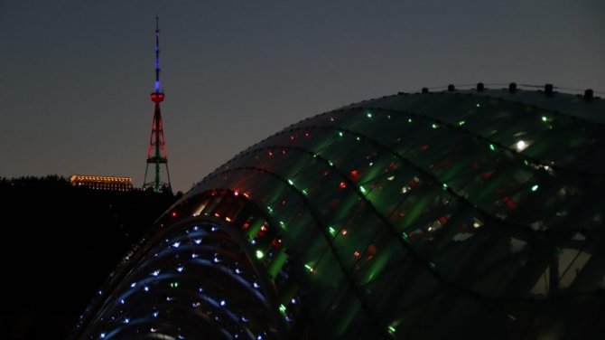 Tiflis’te Televizyon Kulesi Azerbaycan Bayrağının Renkleriyle Aydınlatıldı