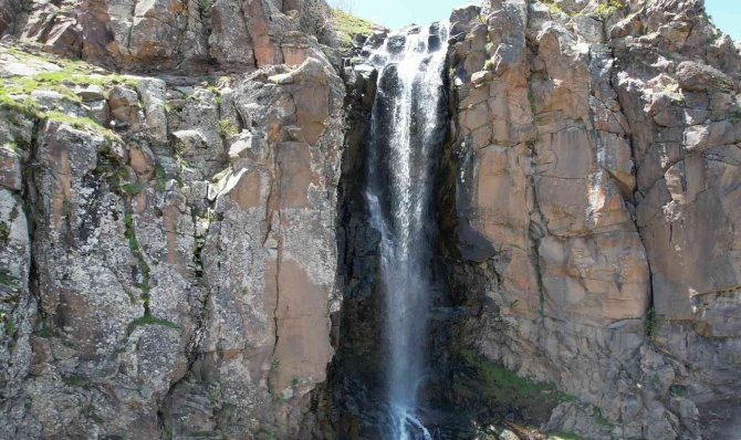 Iğdır’da Kar Sularıyla Oluşan Şelale Görenleri Adeta Büyülüyor