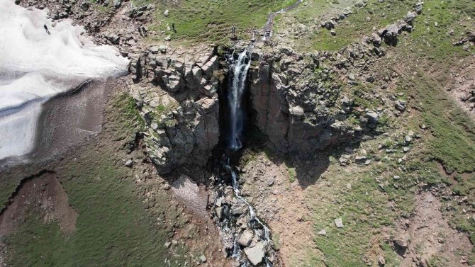 Iğdır’da Kar Sularıyla Oluşan Şelale Görenleri Adeta Büyülüyor