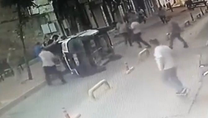 Fatih’te Demir Bariyerlere Çarpan Araç Yan Yattı