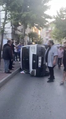 Fatih’te Demir Bariyerlere Çarpan Araç Yan Yattı