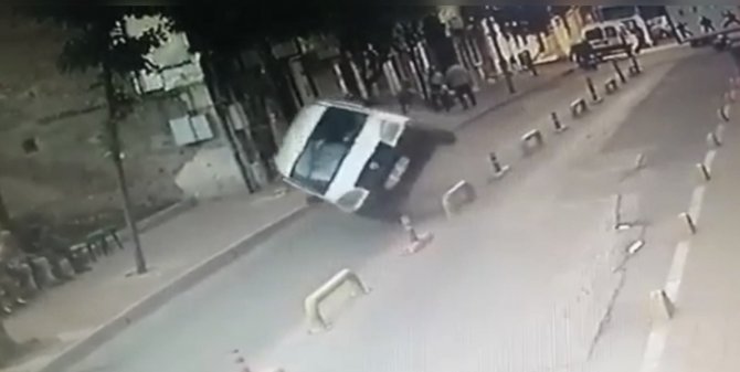 Fatih’te Demir Bariyerlere Çarpan Araç Yan Yattı