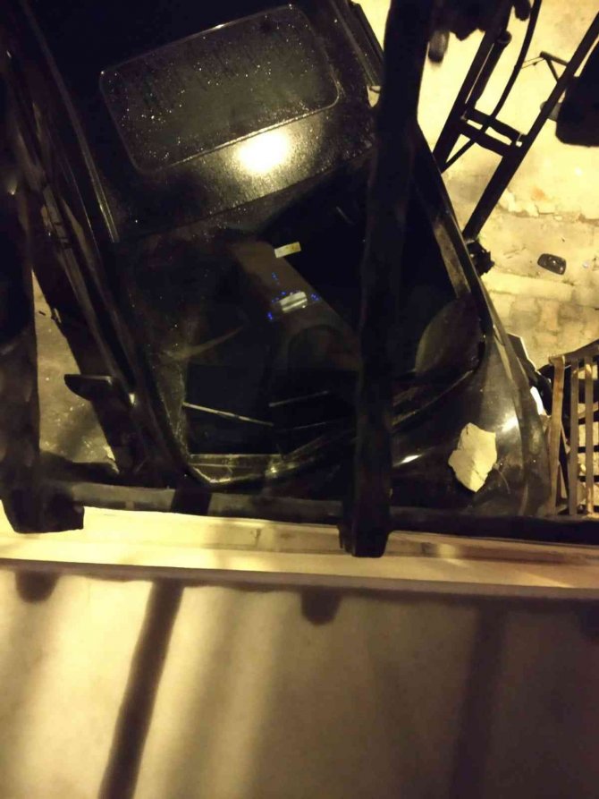 Freni Tutmayan Otomobil Eve Daldı