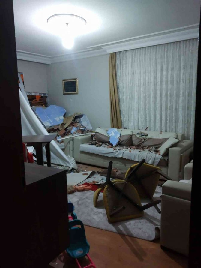 Freni Tutmayan Otomobil Eve Daldı