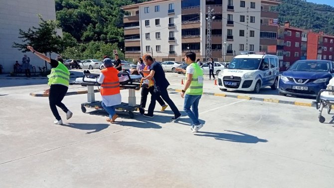 Hastanede Gerçeği Aratmayan Deprem Tatbikatı