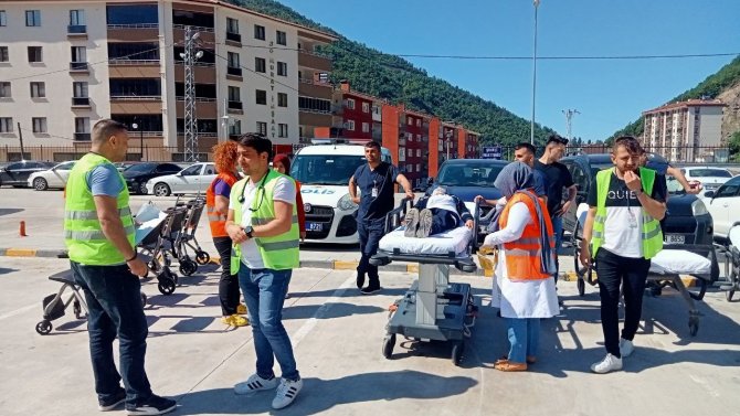 Hastanede Gerçeği Aratmayan Deprem Tatbikatı