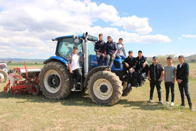 Okulda Öğrenci, Tarlada Çiftçi