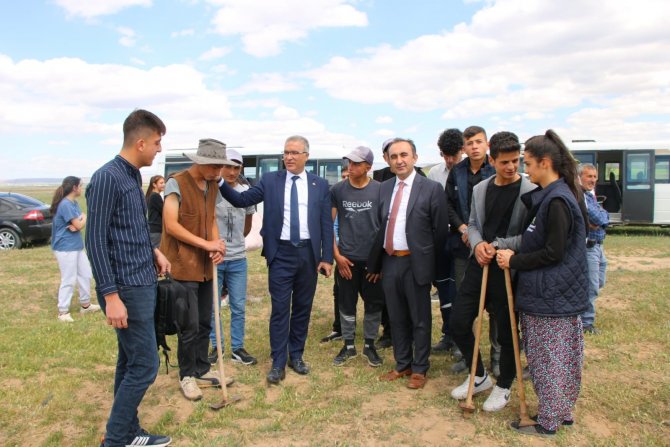 Okulda Öğrenci, Tarlada Çiftçi