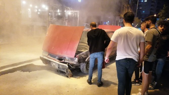 Otomobilinin Yandığını Fark Etmeyen Sürücü, Vatandaşların Uyarısıyla Faciadan Kurtuldu