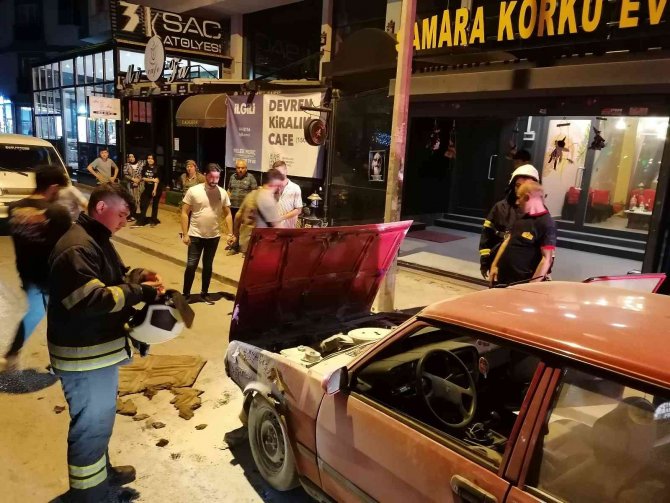 Otomobilinin Yandığını Fark Etmeyen Sürücü, Vatandaşların Uyarısıyla Faciadan Kurtuldu