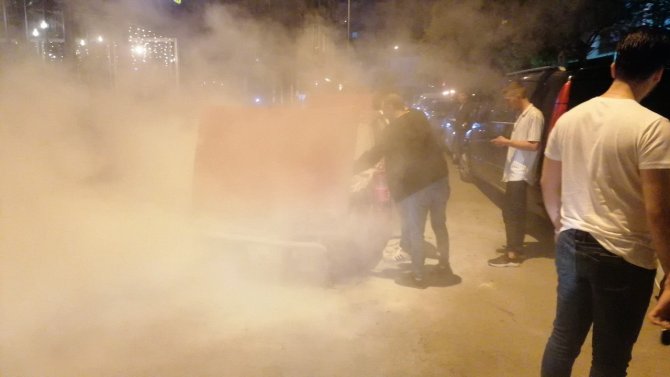 Otomobilinin Yandığını Fark Etmeyen Sürücü, Vatandaşların Uyarısıyla Faciadan Kurtuldu