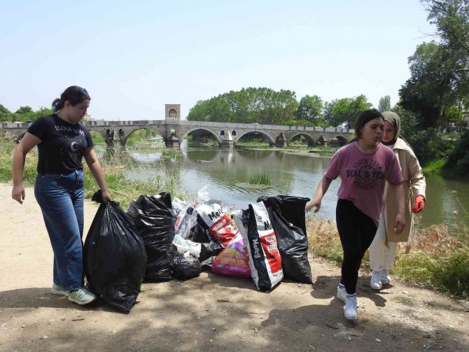 Çevreci Gençler Kano İle Tunca Nehri’ndeki Çöpleri Topladı