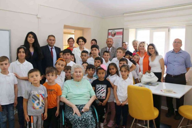 Kütahya Enne İ̇lkokuluna Hayırseverden Kütüphane