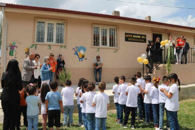 Kütahya Enne İ̇lkokuluna Hayırseverden Kütüphane