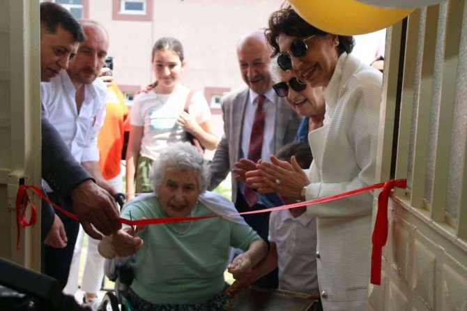 Kütahya Enne İ̇lkokuluna Hayırseverden Kütüphane