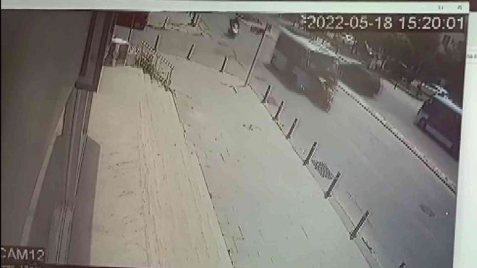 Maltepe’de Minibüs Sürücüsü, Motokuryeye Art Arda Çarparak Önünde Sürükledi