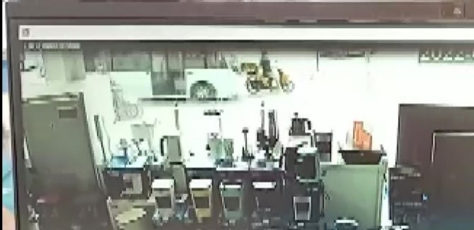Maltepe’de Minibüs Sürücüsü, Motokuryeye Art Arda Çarparak Önünde Sürükledi
