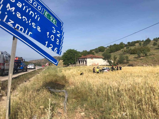 Kontrolden Çıkan Otomobil Mesafe Levhasına Çarpıp Tarlaya Uçtu: 2 Yaralı